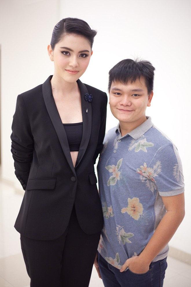 Stylist Trịnh Tú Trung đã rất may mắn nhận được lời mời tham gia sự kiện thời trang này và anh đã tranh thủ chụp ảnh lưu niệm cùng Mai Davika