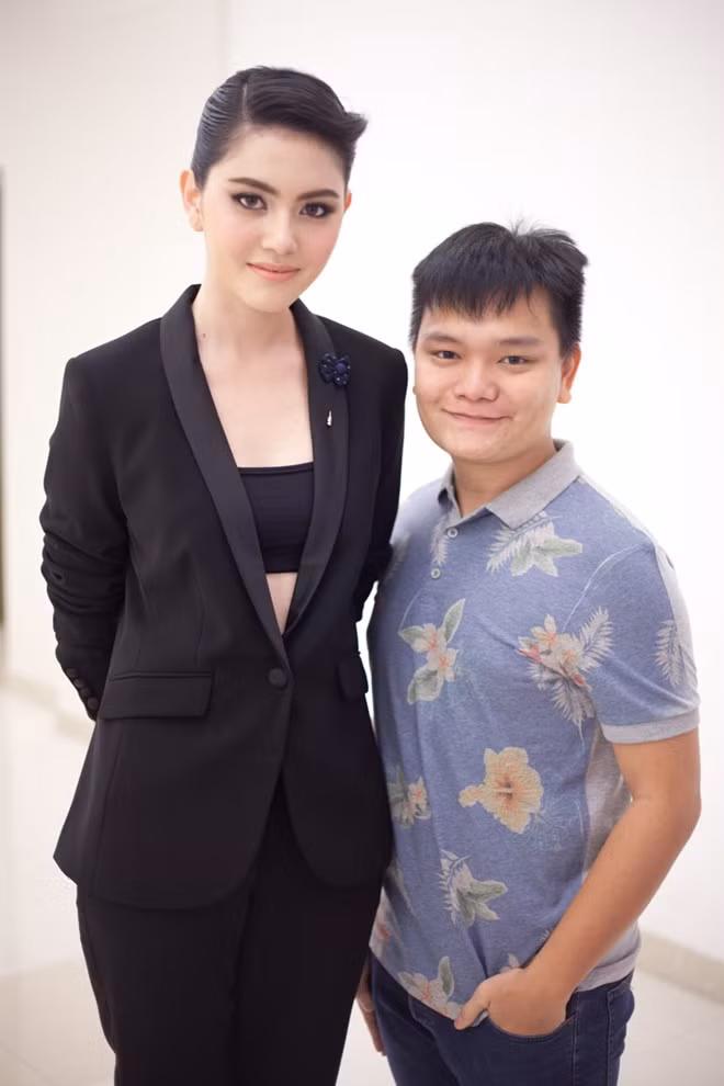 Stylist Trịnh Tú Trung đã rất may mắn nhận được lời mời tham gia sự kiện thời trang này và anh đã tranh thủ chụp ảnh lưu niệm cùng Mai Davika