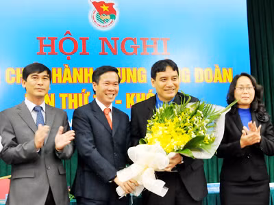 Anh Nguyễn Đắc Vinh (thứ hai phải sang) nhận hoa chúc mừng từ anh Võ Văn Thưởng (thứ hai trái sang), nguyên Bí thư thứ nhất T.Ư Đoàn. Ảnh: Hồng Vĩnh