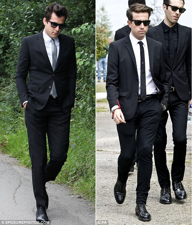 Nhà sản xuất Mark Ronson - người đứng sau thành công của album Vol.2 Back to Black giành tới 5 giải Grammy cho Amy tới dự đám tang của cô với chiếc kính đen to bản để che giấu cảm xúc đau khổ