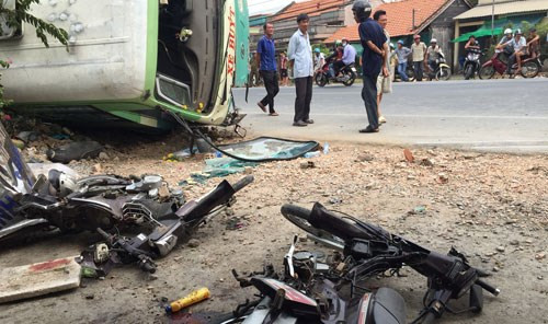 Lật xe buýt, 1 người chết, 4 người bị thương ảnh 1