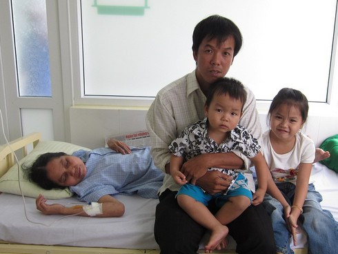 Gia đình chị Mai bên giường bệnh. Ảnh: Minh Nhật. Gia đình chị Mai bên giường bệnh. Ảnh: Minh Nhật