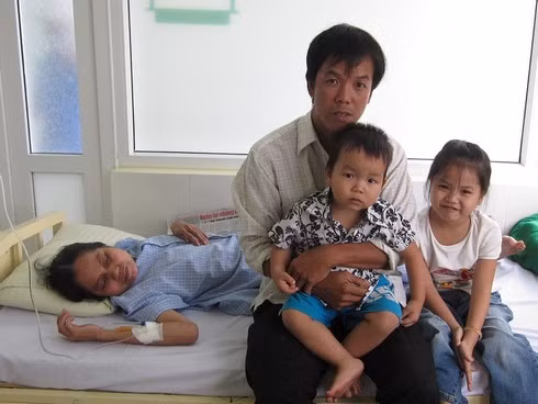 Gia đình chị Mai bên giường bệnh. Ảnh: Minh Nhật