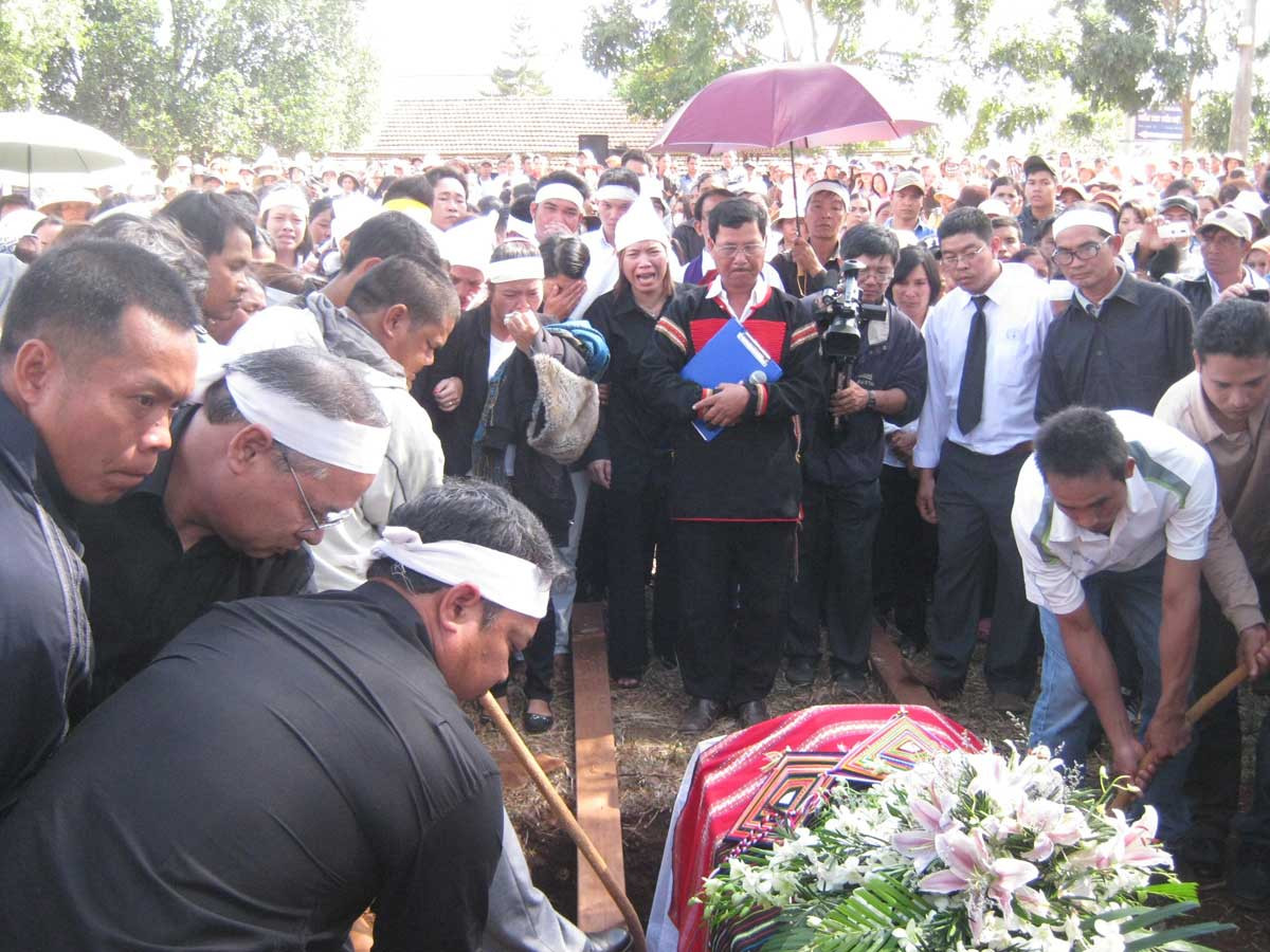 Hạ huyệt tại nghĩa trang Akô Dhông