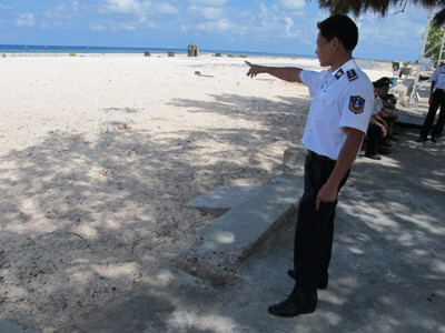 Là người lính từng tham gia bảo vệ, xây dựng đảo, trung tá Cường chỉ cho phóng viên nơi anh đã cùng đồng đội bốc đá xây dựng kè, bảo vệ đảo