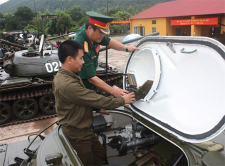 Kiểm tra thiết bị trên xe tăng