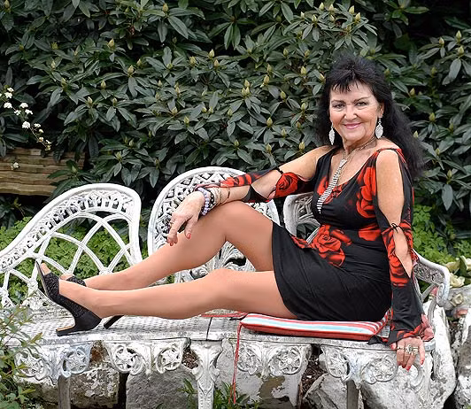 Bà Pam Shaw còn trinh khi ở tuổi 70. Ảnh chụp ngày 2-5 tại Wigan, Anh