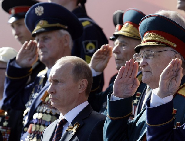 Tổng thống Nga Vladimir Putin (đứng giữa) trong một buổi lễ duyệt binh