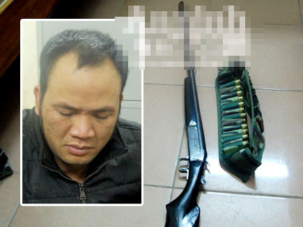 Đối tượng Phạm Ngọc Dũng và khẩu súng tang vật. Đối tượng Phạm Ngọc Dũng và khẩu súng tang vật