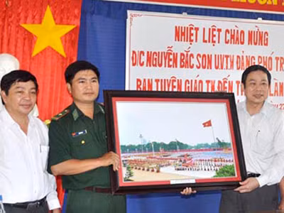Đại diện lãnh đạo Ban Tuyên giáo T.Ư tặng ảnh cho Bảo tàng Lý Sơn 