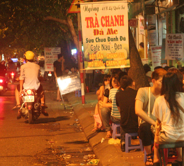 Dọc phố Lí Quốc Sư, các quán trà chanh mọc lên như nấm. Dọc phố Lí Quốc Sư, các quán trà chanh mọc lên như nấm.