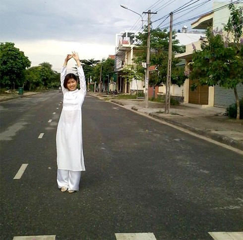 Hình ảnh Phong sau ca phẫu thuật khi được vận bộ áo dài cấp 3 mơ ước. Giờ đây, Lê Ánh Phong lại bước tiếp con đường đầy rẫy khó khăn phía trước - khi chưa được luật pháp thừa nhận và bảo vệ cũng như là tìm kiếm tình yêu đich thực cho mình. Ảnh nhân vật cung cấp.