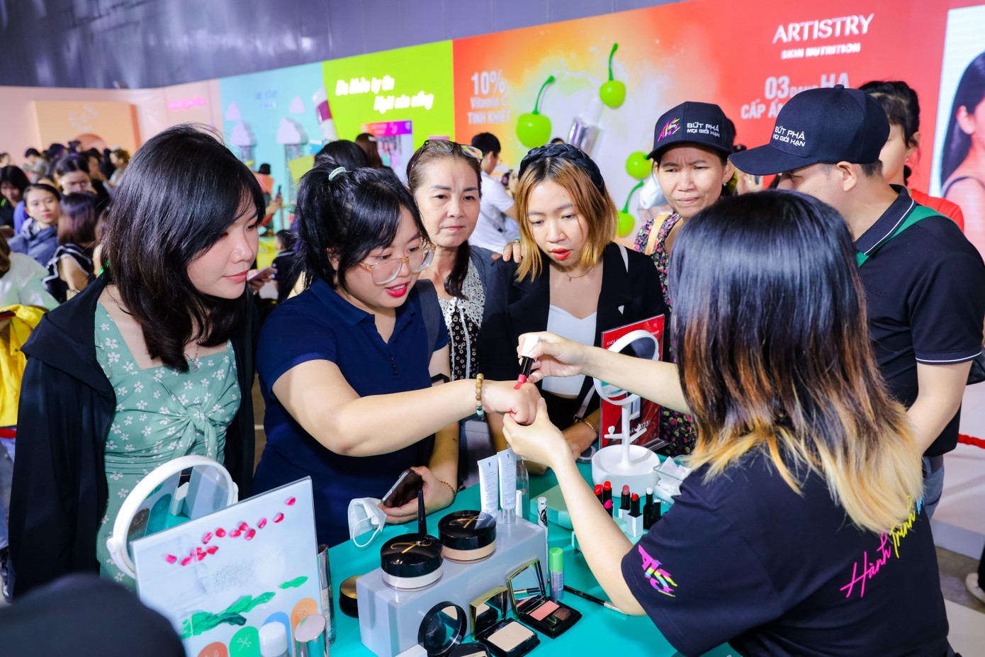 Triển lãm Amway Expo 2022 với chủ đề “Hành trình bứt phá” thu hút hơn 40.000 lượt khách hàng và nhà phân phối đến tham dự và trải nghiệm