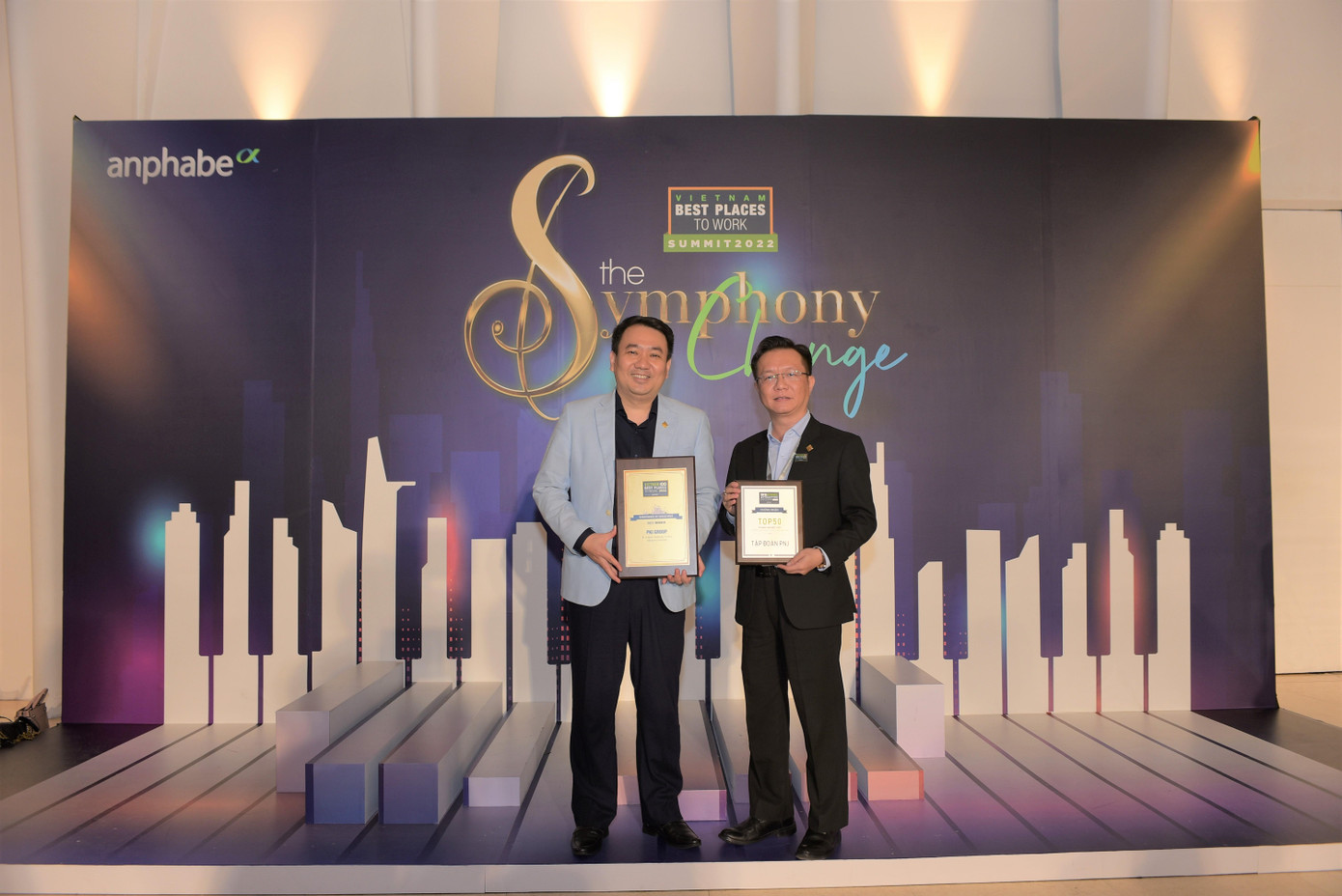 Ông Lê Trí Thông – Phó CTHĐQT kiêm CEO PNJ nhận giải thưởng “Nơi làm việc tốt nhất”.