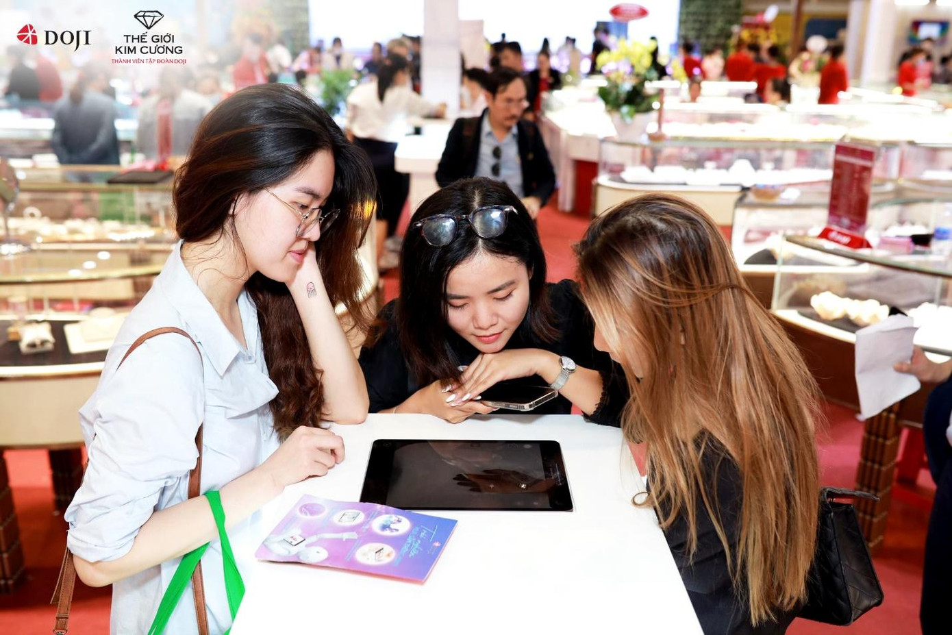 Ứng dụng thử trang sức ảo bằng công nghệ AR – Wonder Touch/ Magic Mirror giúp khách hàng ướm thử trang sức