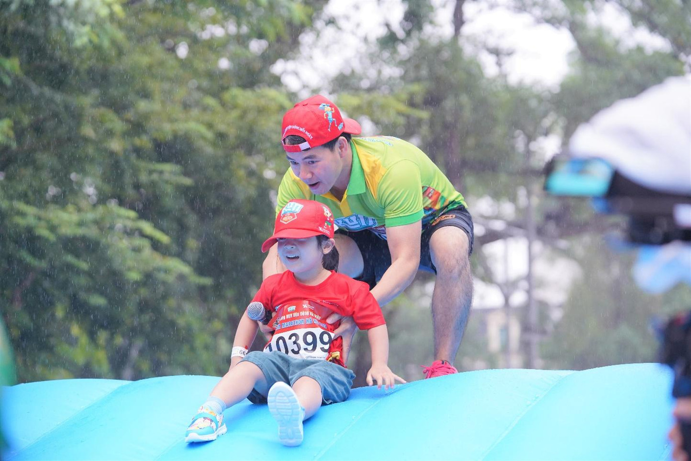 Nam nghệ sĩ giúp các bé vượt chướng ngại vật trên đường - Ảnh Thương hiệu sữa Kun Nam nghệ sĩ giúp các bé vượt chướng ngại vật trên đường - Ảnh Thương hiệu sữa Kun