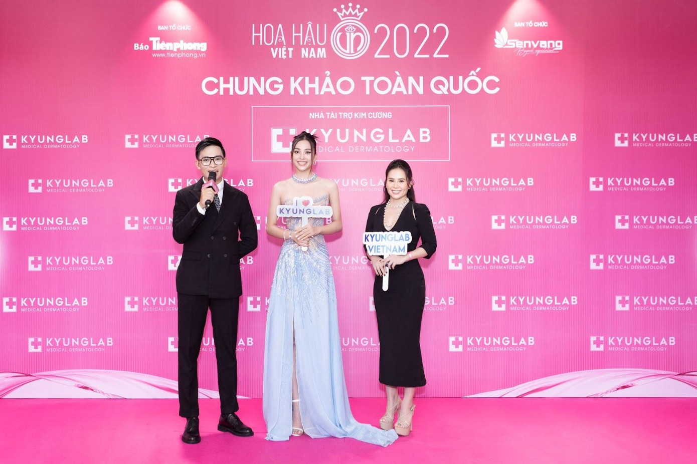 Bà Trương Thị Huyền Thương tại thảm đỏ cùng Hoa Hậu Tiểu Vy Bà Trương Thị Huyền Thương tại thảm đỏ cùng Hoa Hậu Tiểu Vy