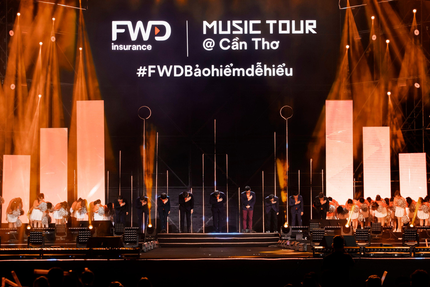 Ban Giám đốc Bảo hiểm FWD cùng nhân viên và đội ngũ kinh doanhđặt tay lên ngực cảm ơn toàn thể khách hàng