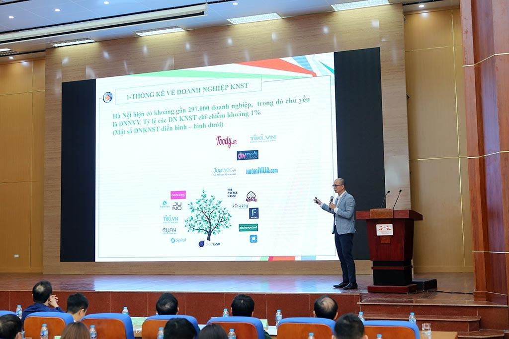 Ông Nguyễn Hữu Lương - Phó Giám đốc Trung tâm Hỗ trợ Doanh nghiệp Hà Nội (Sở Kế hoạch và Đầu tư Hà Nội) giới thiệu Hệ sinh thái Khởi nghiệp sáng tạo trên địa bàn thành phố Hà Nội