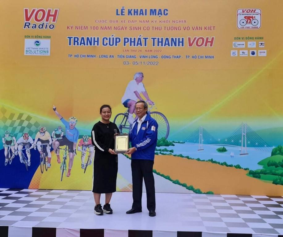 Ban Giám đốc VOH trao biểu trưng cám ơn đơn vị đồng hành VWS