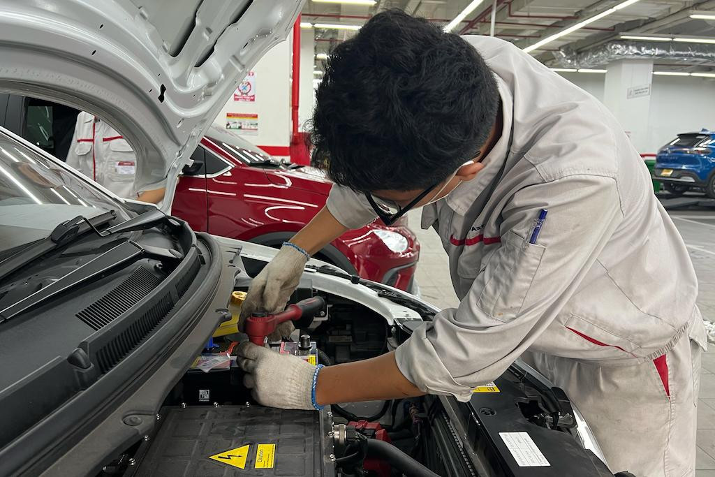 Kỹ thuật viên VinFast đang thay thế ắc quy mới cho khách hàng. Kỹ thuật viên VinFast đang thay thế ắc quy mới cho khách hàng.