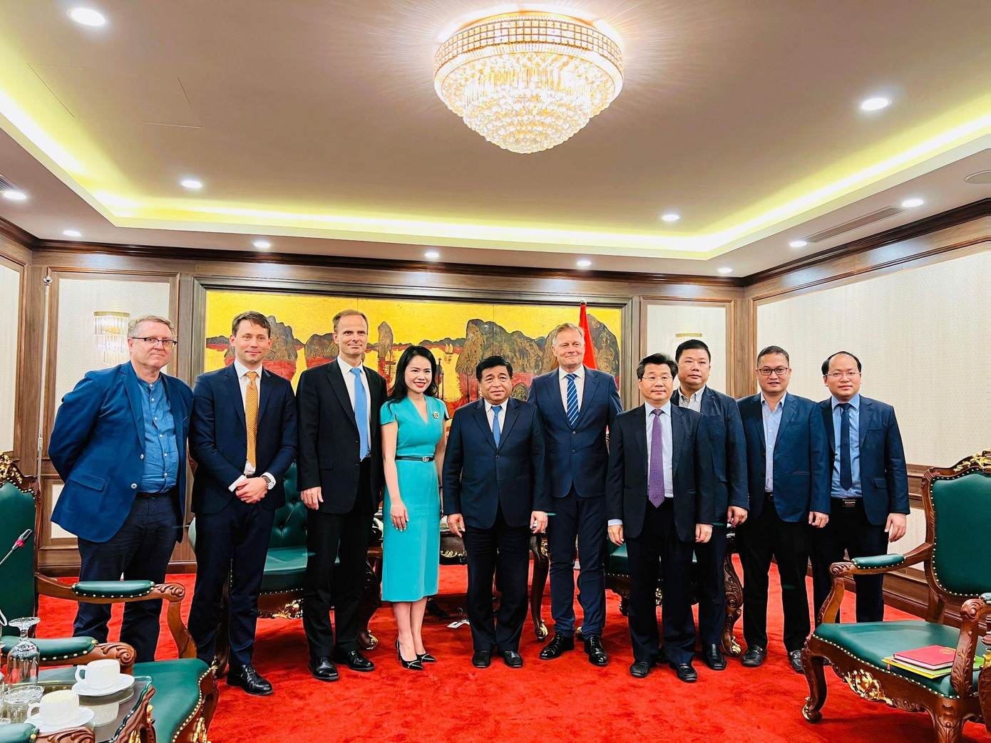 Ông Nguyễn Chí Dũng – Bộ trưởng Bộ Kế hoạch và Đầu tư (thứ 5 từ trái sang) và đại diện Liên danh T&amp;T Group - Orsted trong buổi tiếp kiến và làm việc hồi tháng 10/2022.