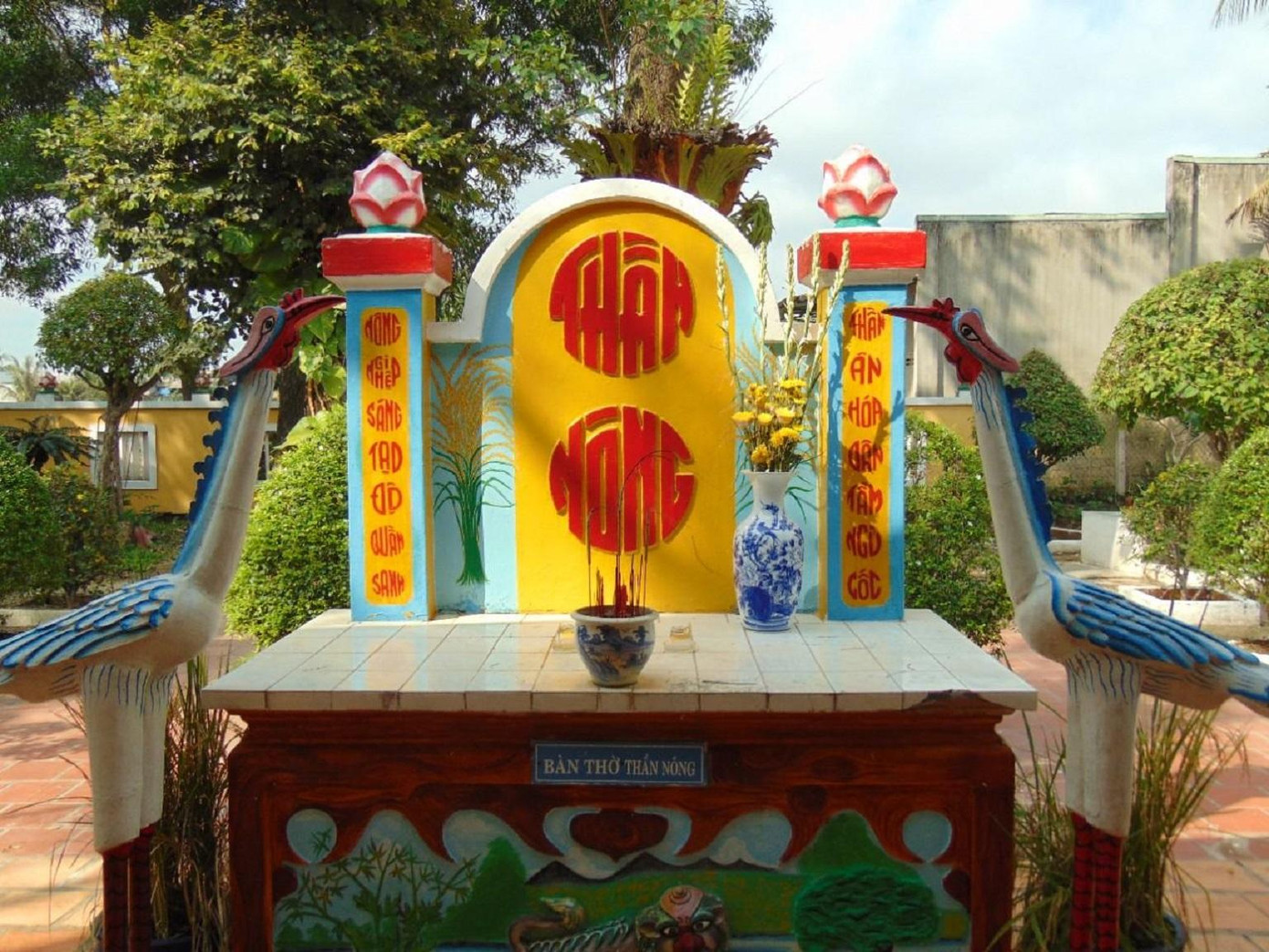 Bàn thờ Thần Nông