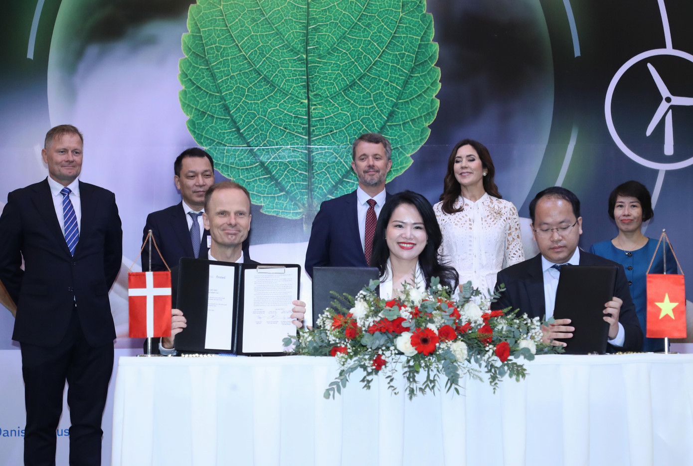 Đại diện Liên danh T&amp;T Group - Orsted và Trung tâm Đổi mới sáng tạo Quốc gia ký và trao biên bản ghi nhớ thỏa thuận hợp tác.