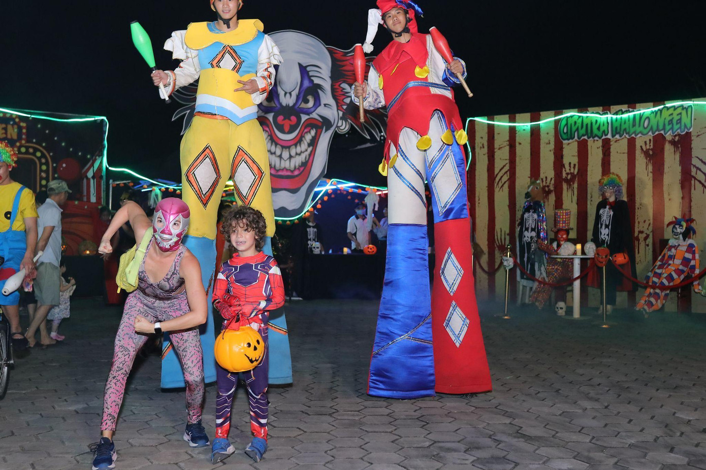 Những nhân vật trong phim hiện diện trong đời thực qua sự hoá trang độc đáo của cư dân Những nhân vật trong phim hiện diện trong đời thực qua sự hoá trang độc đáo của cư dân