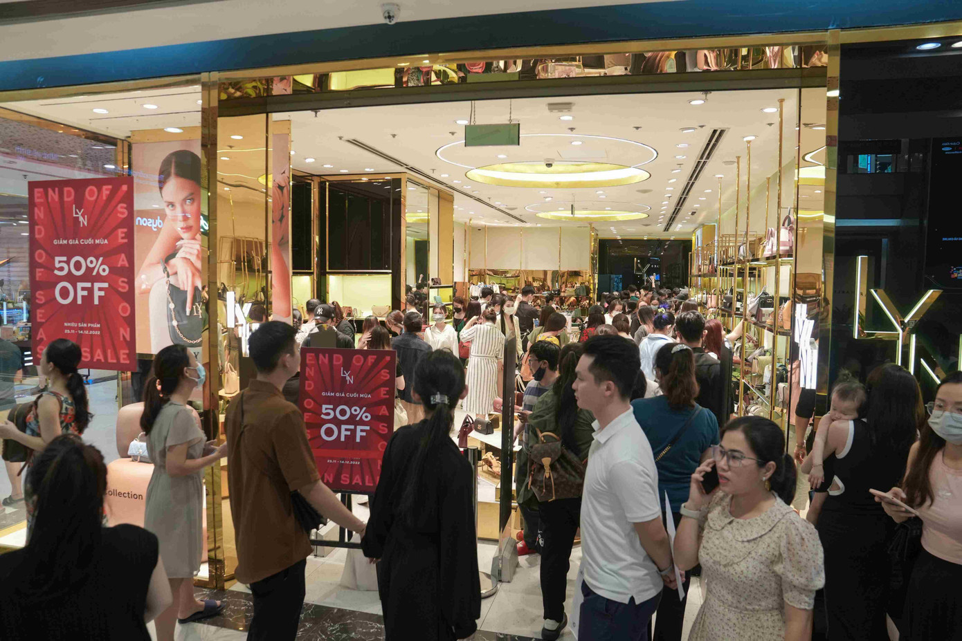 Các gian hàng phụ kiện, mỹ phẩm tung ưu đãi khủng, thu hút khách hàng với loạt biển sale rầm rộ. Các gian hàng phụ kiện, mỹ phẩm tung ưu đãi khủng, thu hút khách hàng với loạt biển sale rầm rộ.