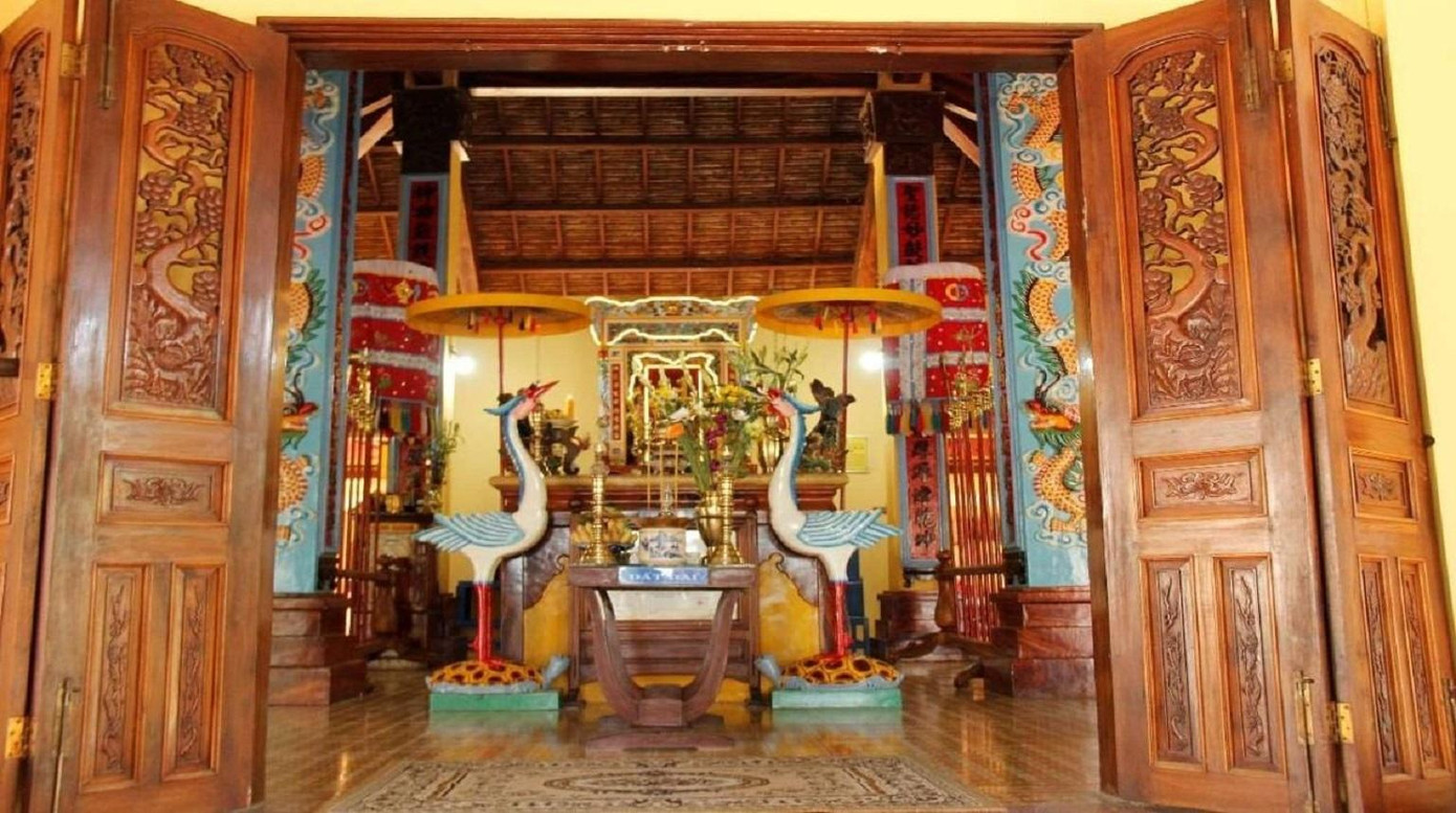 Bên trong Chánh đình