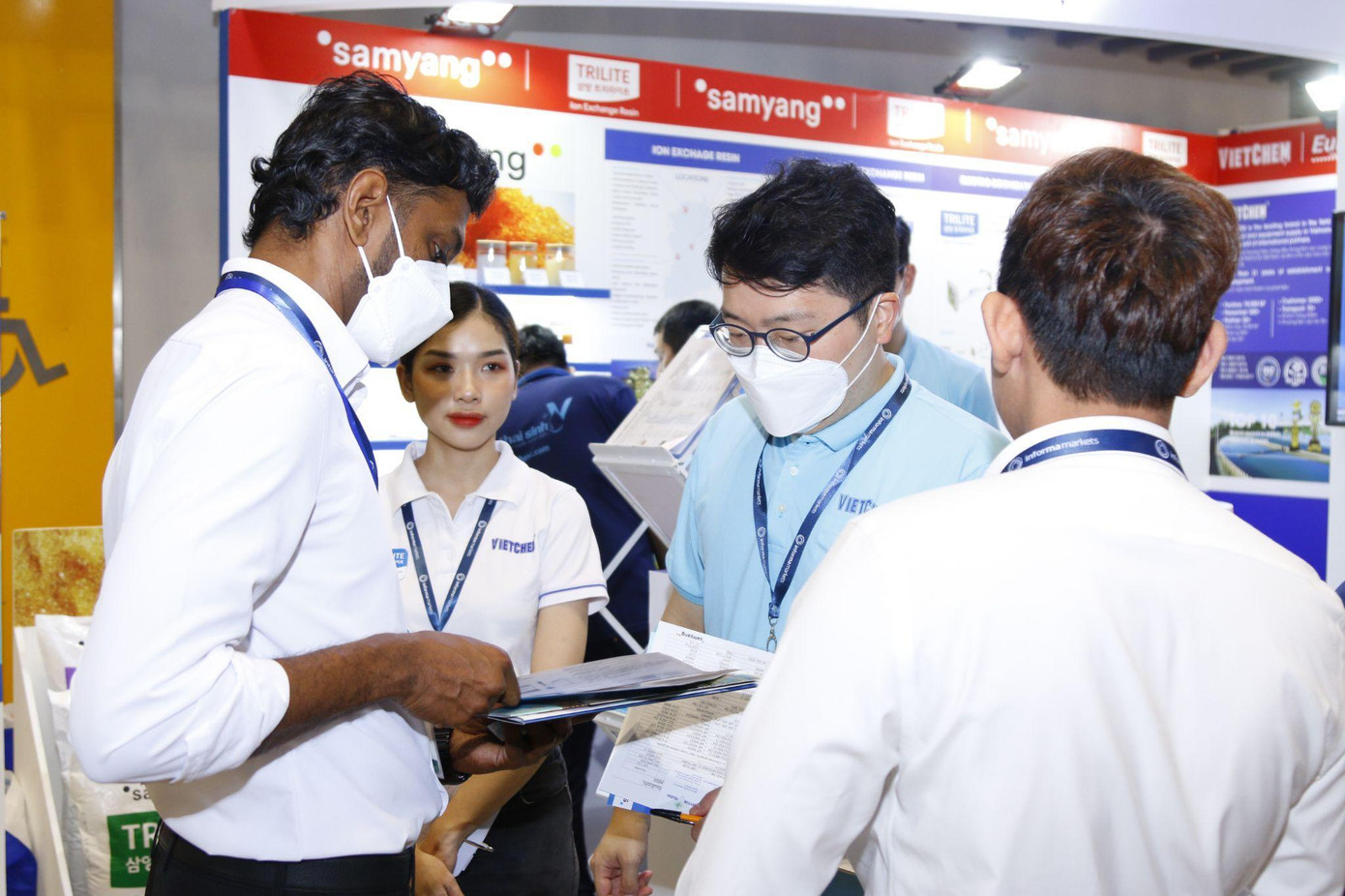 Đại diện Samyang tư vấn nhiệt tình cho khách tham quan. Đại diện Samyang tư vấn nhiệt tình cho khách tham quan.