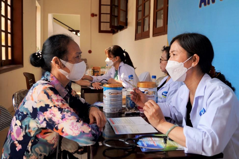Các bác sĩ của Trung tâm Dinh dưỡng Vinamilk khám sức khỏe và tư vấn dinh dưỡng cho người cao tuổi.