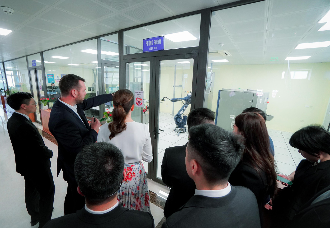 Công nương Mary Elizabeth cùng phái đoàn tham quan Phòng Robot (QCX Robolab) Công nương Mary Elizabeth cùng phái đoàn tham quan Phòng Robot (QCX Robolab)