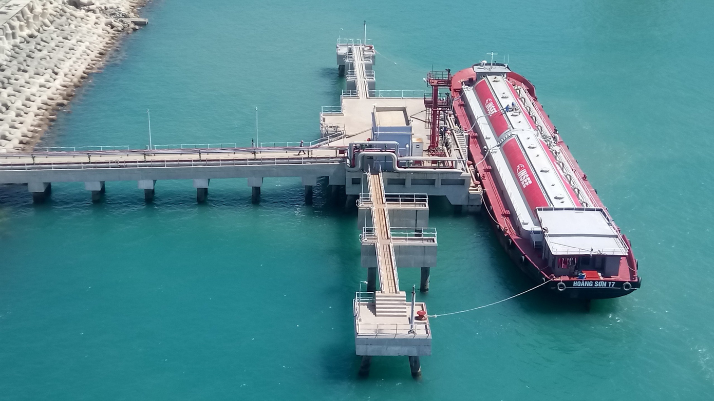 Xuất tro, xỉ tại Cảng dầu Công ty Nhiệt điện Vĩnh Tân