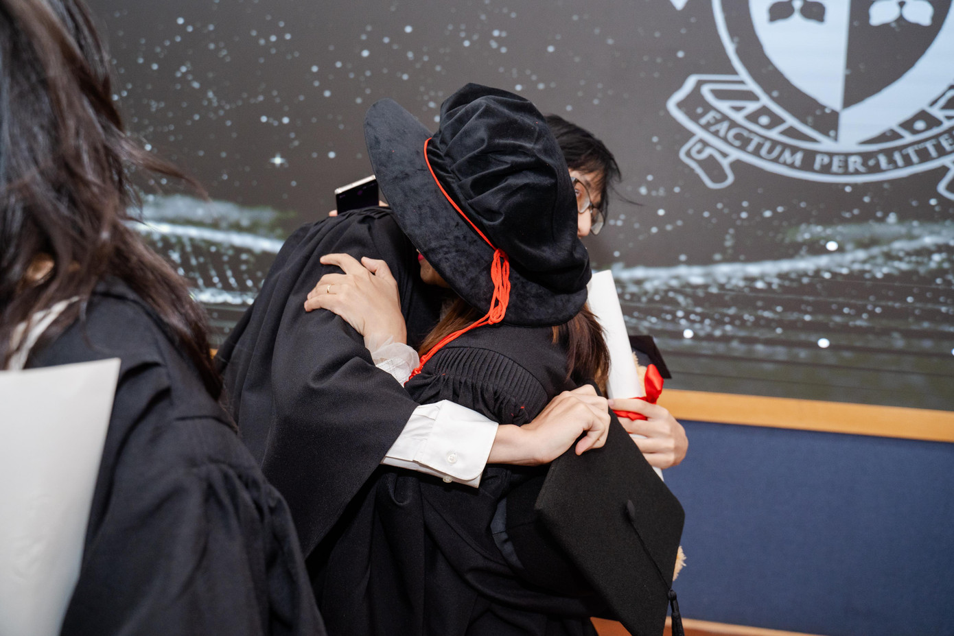 Giảng viên Swinburne Việt Nam cùng tân cử nhân trao nhau những cái ôm ấm áp Giảng viên Swinburne Việt Nam cùng tân cử nhân trao nhau những cái ôm ấm áp