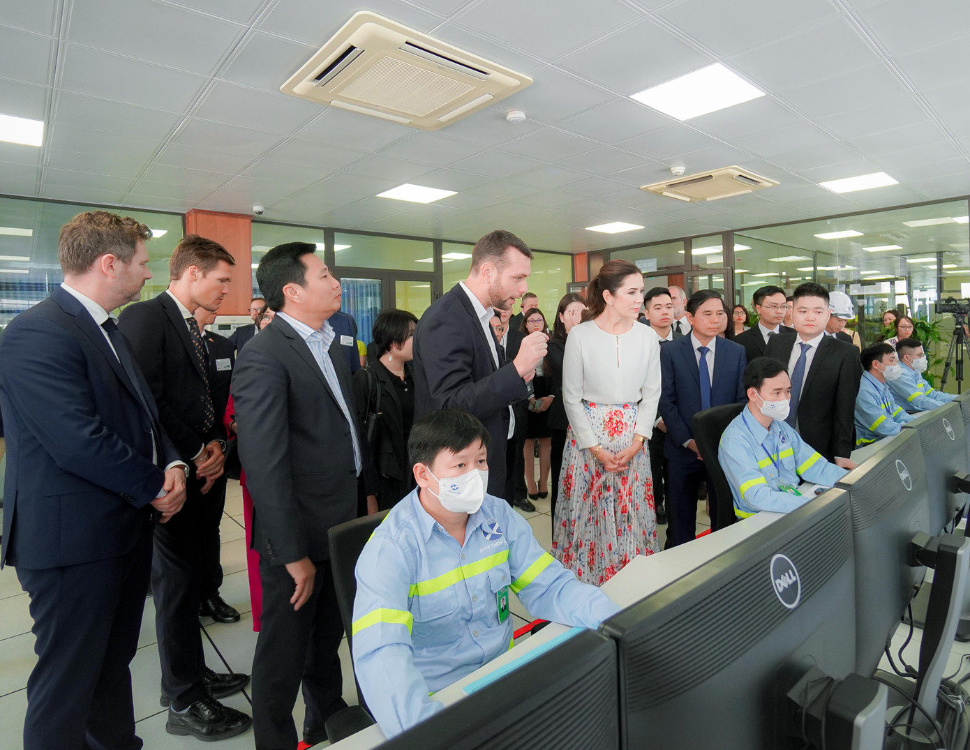 Công nương Mary Elizabeth cùng phái đoàn tham quan Phòng Công nghệ trung tâm (CCR) tại Nhà máy. Công nương Mary Elizabeth cùng phái đoàn tham quan Phòng Công nghệ trung tâm (CCR) tại Nhà máy.