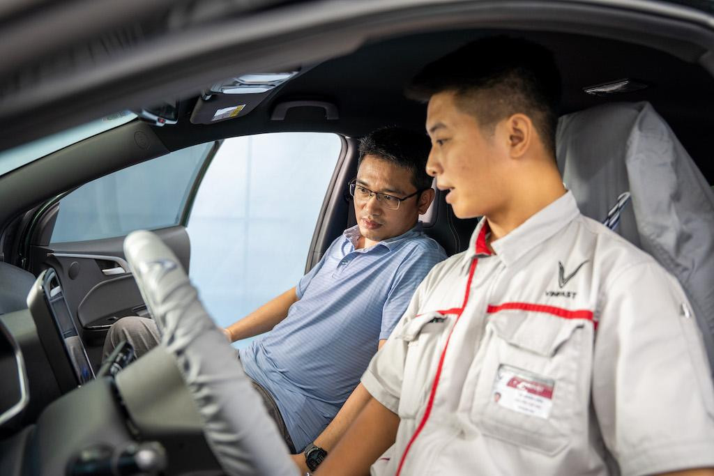 Anh Phan Xuân Hải đang trao đổi với kỹ thuật viên VinFast trong quá trình cập nhật phần mềm cho xe VF e34. Anh Phan Xuân Hải đang trao đổi với kỹ thuật viên VinFast trong quá trình cập nhật phần mềm cho xe VF e34.