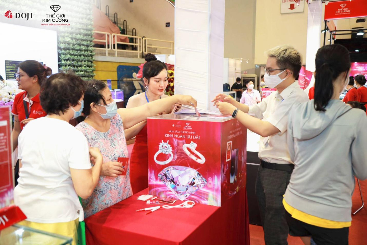 Khách hàng hào hứng tham gia chương trình bốc thăm trúng thưởng cùng nhiều quá tặng giá trị