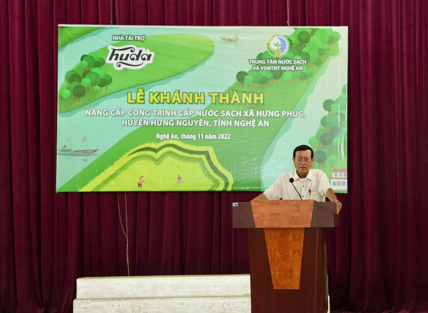 Ông Hồ Văn Đề, Chủ tịch UBND xã Hưng Phúc, huyện Hưng Nguyên, tỉnh Nghệ An phát biểu tại buổi lễ khánh thành Ông Hồ Văn Đề, Chủ tịch UBND xã Hưng Phúc, huyện Hưng Nguyên, tỉnh Nghệ An phát biểu tại buổi lễ khánh thành