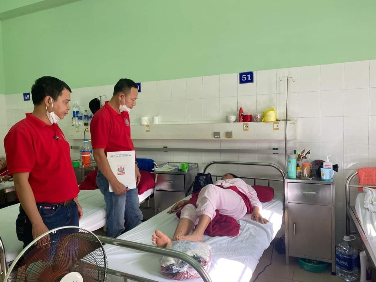 Ông Lê Cửu Đạt – Giám đốc công ty Bảo Minh Thừa Thiên Huế (ngoài cùng bên trái) thăm hỏi động viên các nạn nhân đang điều trị tại bệnh viên Trung Ương Huế