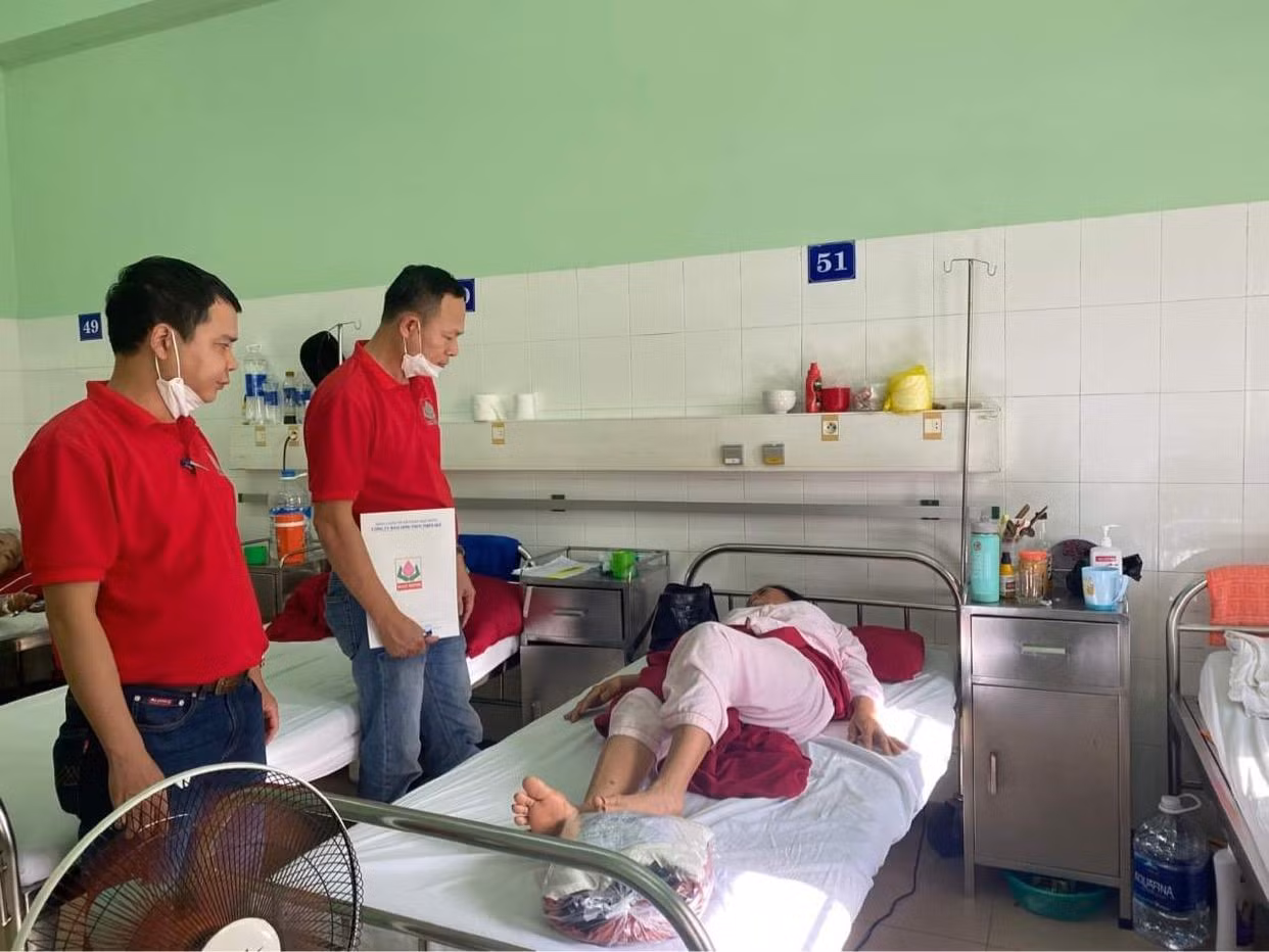 Ông Lê Cửu Đạt – Giám đốc công ty Bảo Minh Thừa Thiên Huế (ngoài cùng bên trái) thăm hỏi động viên các nạn nhân đang điều trị tại bệnh viên Trung Ương Huế Ông Lê Cửu Đạt – Giám đốc công ty Bảo Minh Thừa Thiên Huế (ngoài cùng bên trái) thăm hỏi động viên các nạn nhân đang điều trị tại bệnh viên Trung Ương Huế