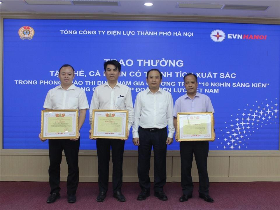 Ông Phùng Lê Dũng - Chủ tịch Công đoàn Tổng Công ty Điện lực Hà Nội trao bằng khen cho 3 tập thể. Ảnh: CĐĐLHN