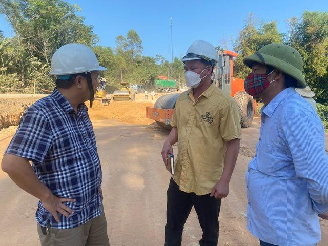 Cán bộ chuyên môn thường xuyên kiểm tra, giám sát công trình xây dựng hạ tầng giao thông -Ảnh: PV Cán bộ chuyên môn thường xuyên kiểm tra, giám sát công trình xây dựng hạ tầng giao thông -Ảnh: PV
