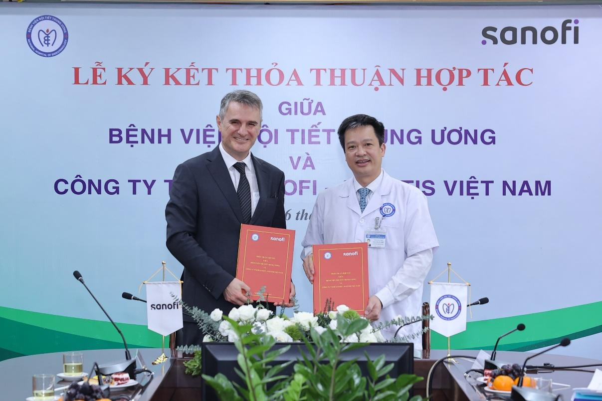 TS.BS Phan Hoàng Hiệp – Giám đốc Bệnh viện Nội tiết Trung Ương và ông Emin Turan – Tổng giám đốc Sanofi Việt Nam