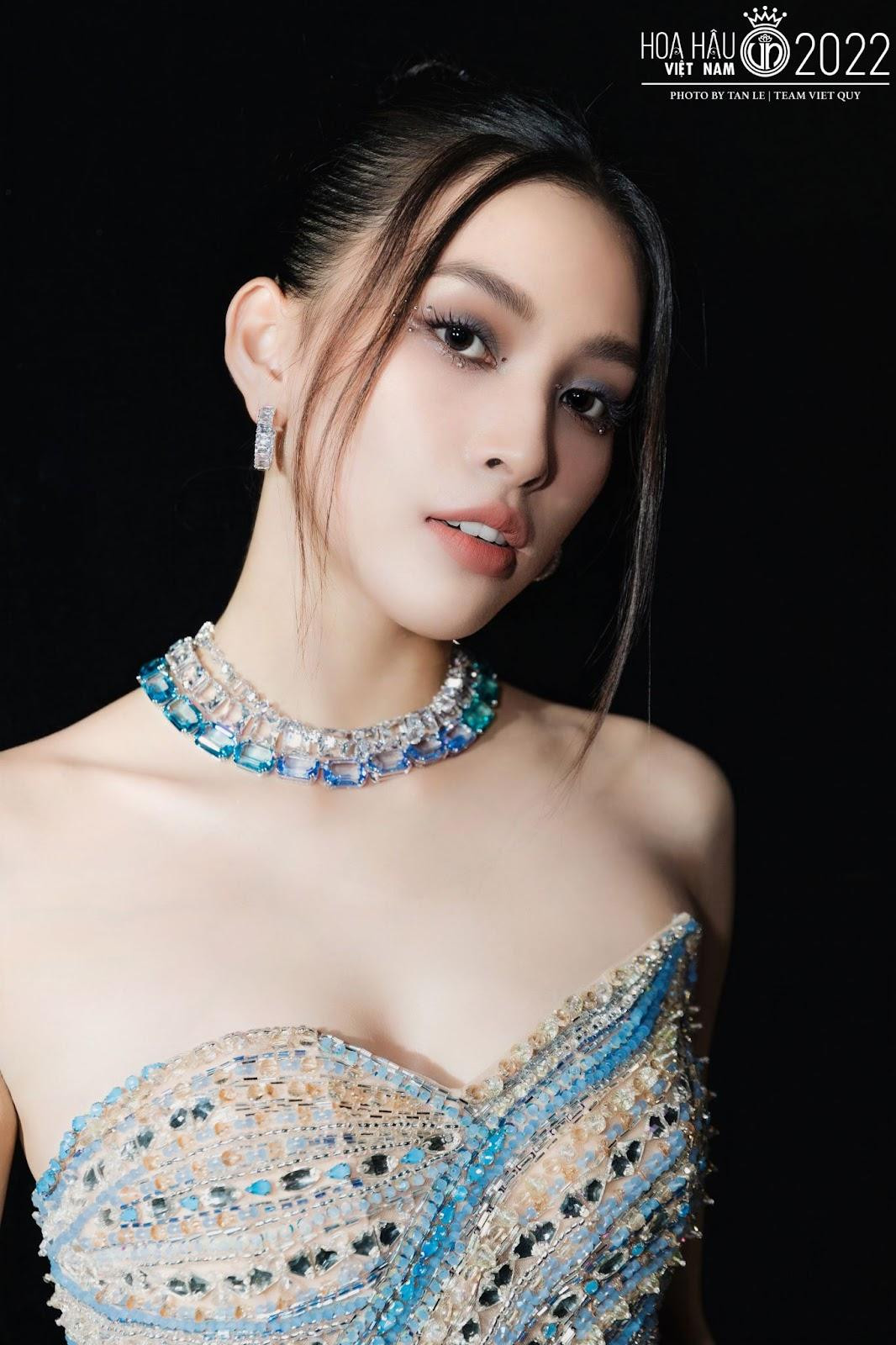 Đạt ngôi vị cao nhất tại đấu trường Hoa hậu Việt Nam 2018, Tiểu Vy là cái tên được săn đón bởi gương mặt chuẩn “tỉ lệ vàng” cùng phong cách thời trang và học thức đáng ngưỡng mộ. Đạt ngôi vị cao nhất tại đấu trường Hoa hậu Việt Nam 2018, Tiểu Vy là cái tên được săn đón bởi gương mặt chuẩn “tỉ lệ vàng” cùng phong cách thời trang và học thức đáng ngưỡng mộ.