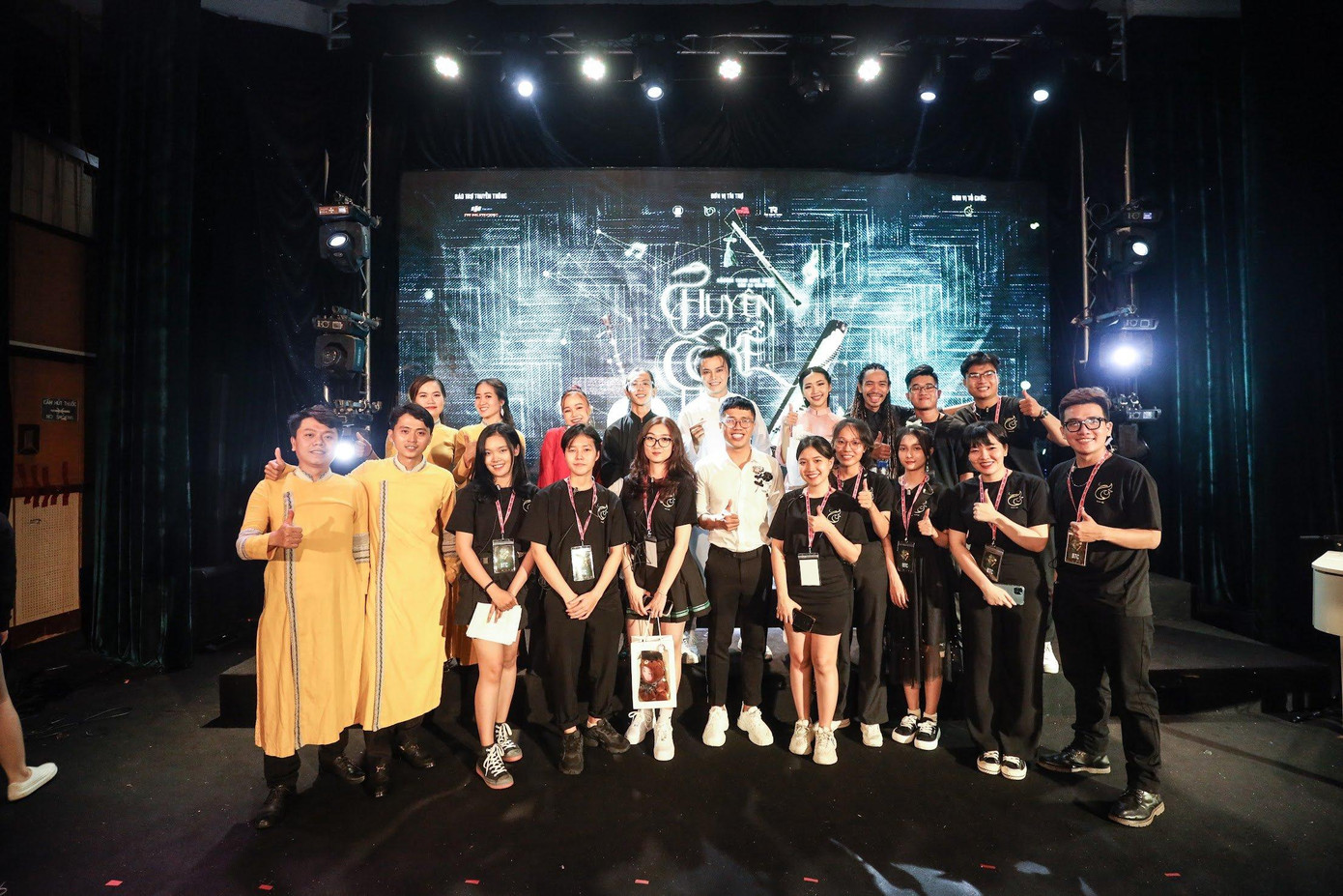 Các bạn trẻ Cò Team cùng các nghệ sĩ Các bạn trẻ Cò Team cùng các nghệ sĩ