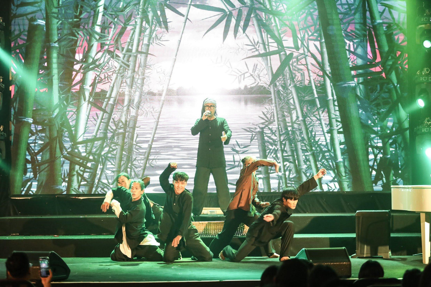 Tiết mục đặc trưng Nam bộ, MC - ca sĩ Hoài Vũ, Dancer Thịnh Tiêu (Tổ Yến) Tiết mục đặc trưng Nam bộ, MC - ca sĩ Hoài Vũ, Dancer Thịnh Tiêu (Tổ Yến)