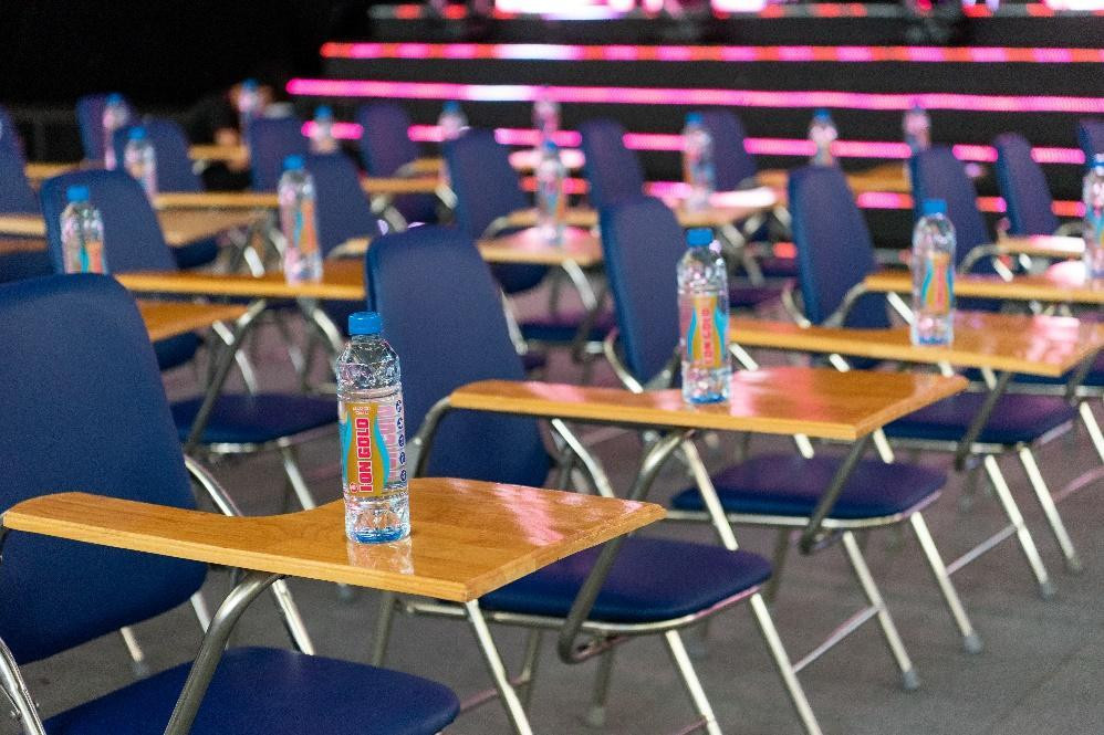 BTC đã tinh tế khi chuẩn bị đầy đủ nước uống cho khu vực khán giả