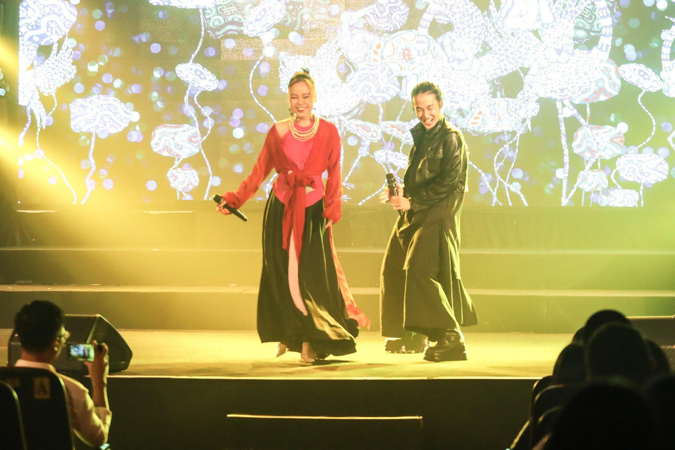Tiết mục miền Bắc, ca sĩ Phạm Trần Phương và ca sĩ Phương Linh Tiết mục miền Bắc, ca sĩ Phạm Trần Phương và ca sĩ Phương Linh